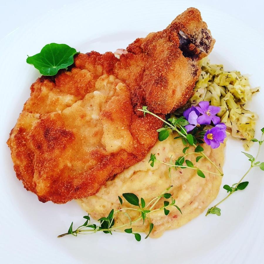 Boutique Odyseja & Spa Ciechocinek Εξωτερικό φωτογραφία Schnitzel with mashed potatoes and sauerkraut