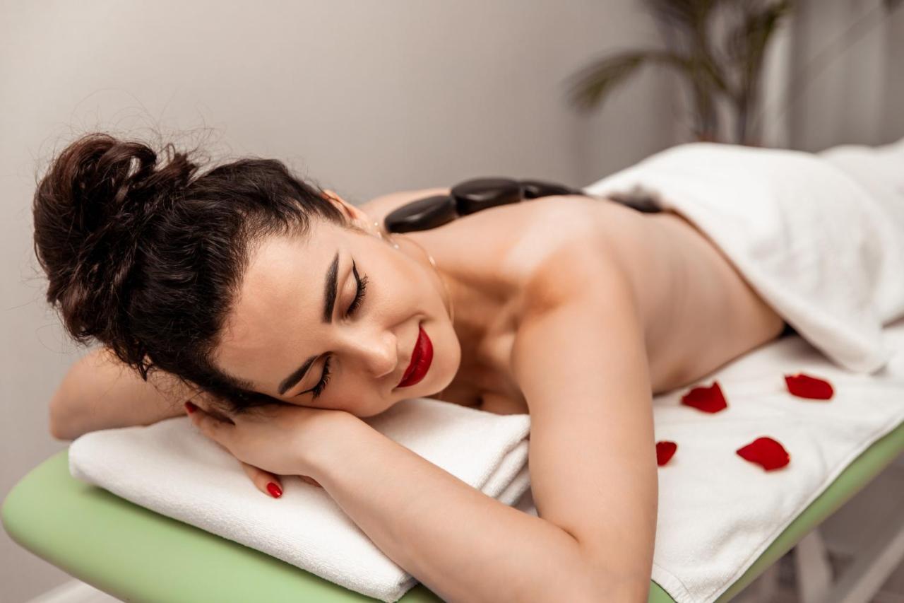 Boutique Odyseja & Spa Ciechocinek Εξωτερικό φωτογραφία A woman receiving a hot stone massage