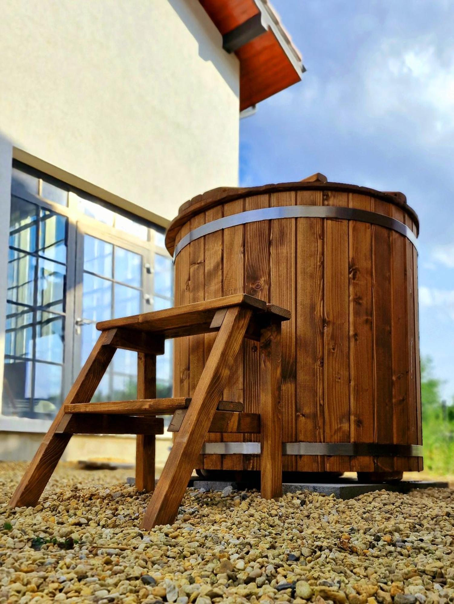Boutique Odyseja & Spa Ciechocinek Εξωτερικό φωτογραφία A wooden hot tub