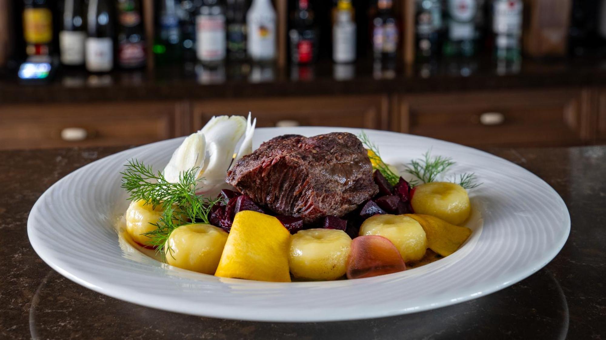 Boutique Odyseja & Spa Ciechocinek Εξωτερικό φωτογραφία A plate of reindeer stew with potatoes and lingonberries