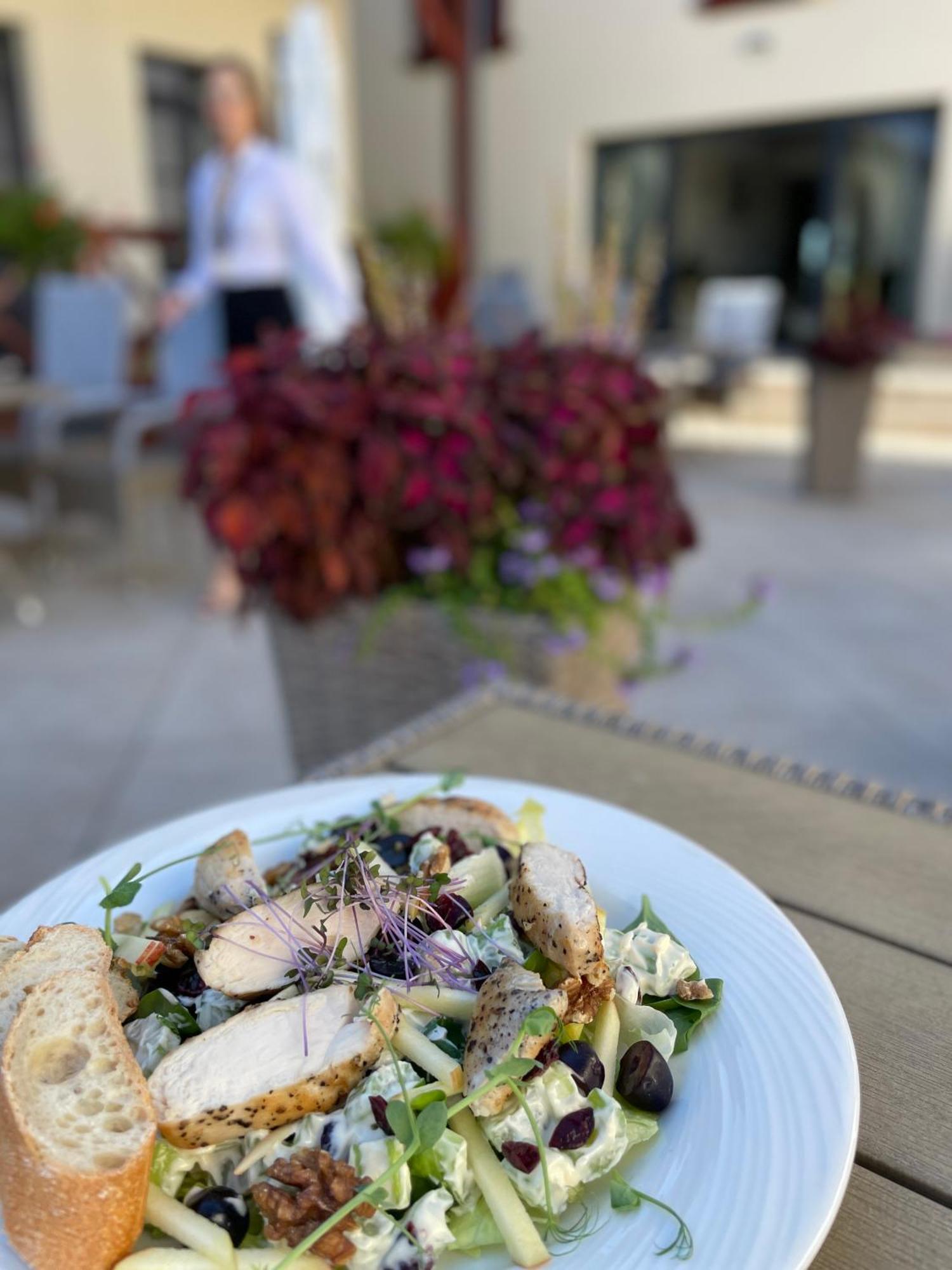Boutique Odyseja & Spa Ciechocinek Εξωτερικό φωτογραφία A salad at the restaurant
