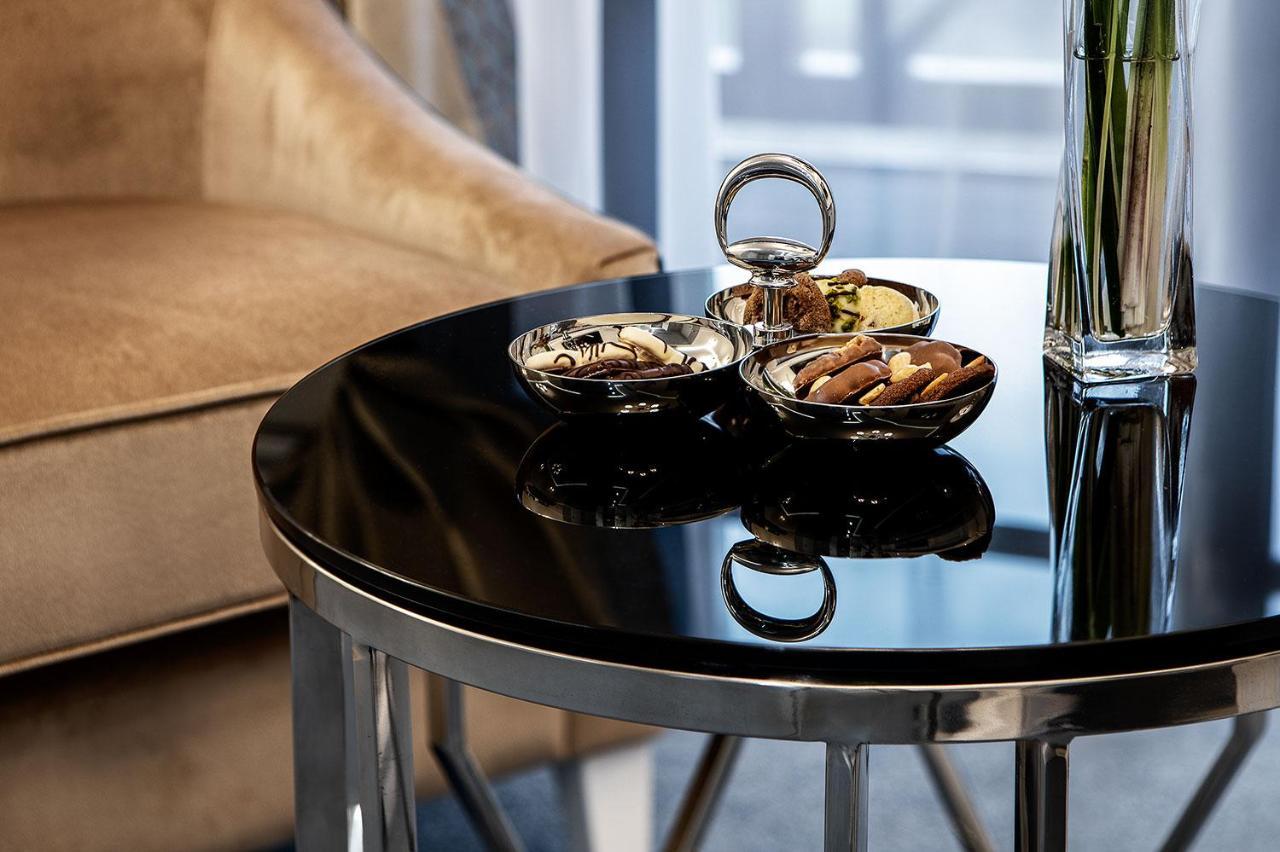 Boutique Odyseja & Spa Ciechocinek Εξωτερικό φωτογραφία A table with a black glass top