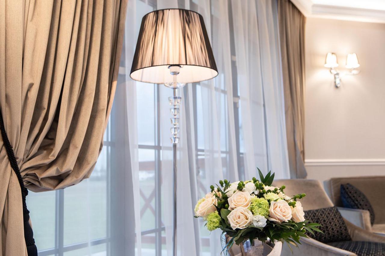 Boutique Odyseja & Spa Ciechocinek Εξωτερικό φωτογραφία A floor lamp