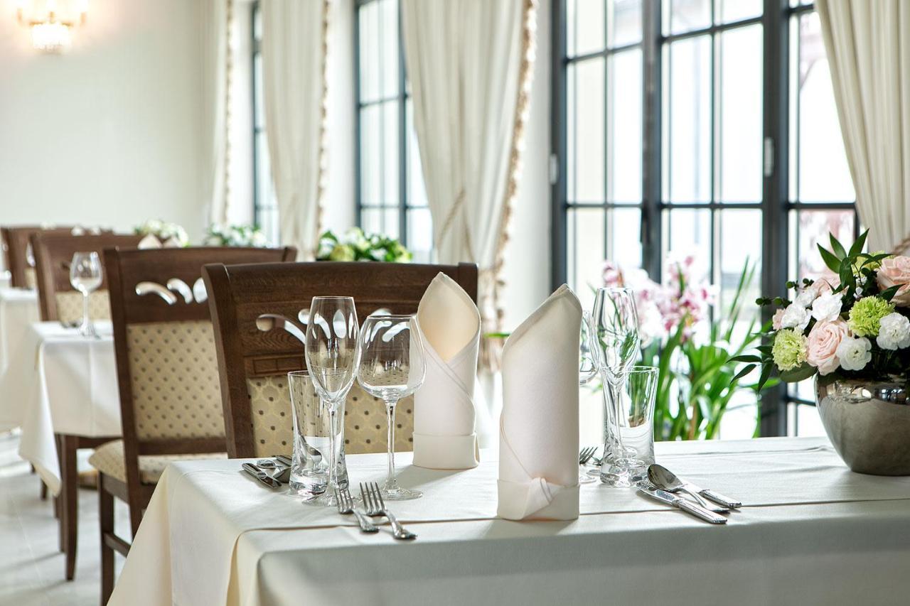 Boutique Odyseja & Spa Ciechocinek Εξωτερικό φωτογραφία A table set for fine dining