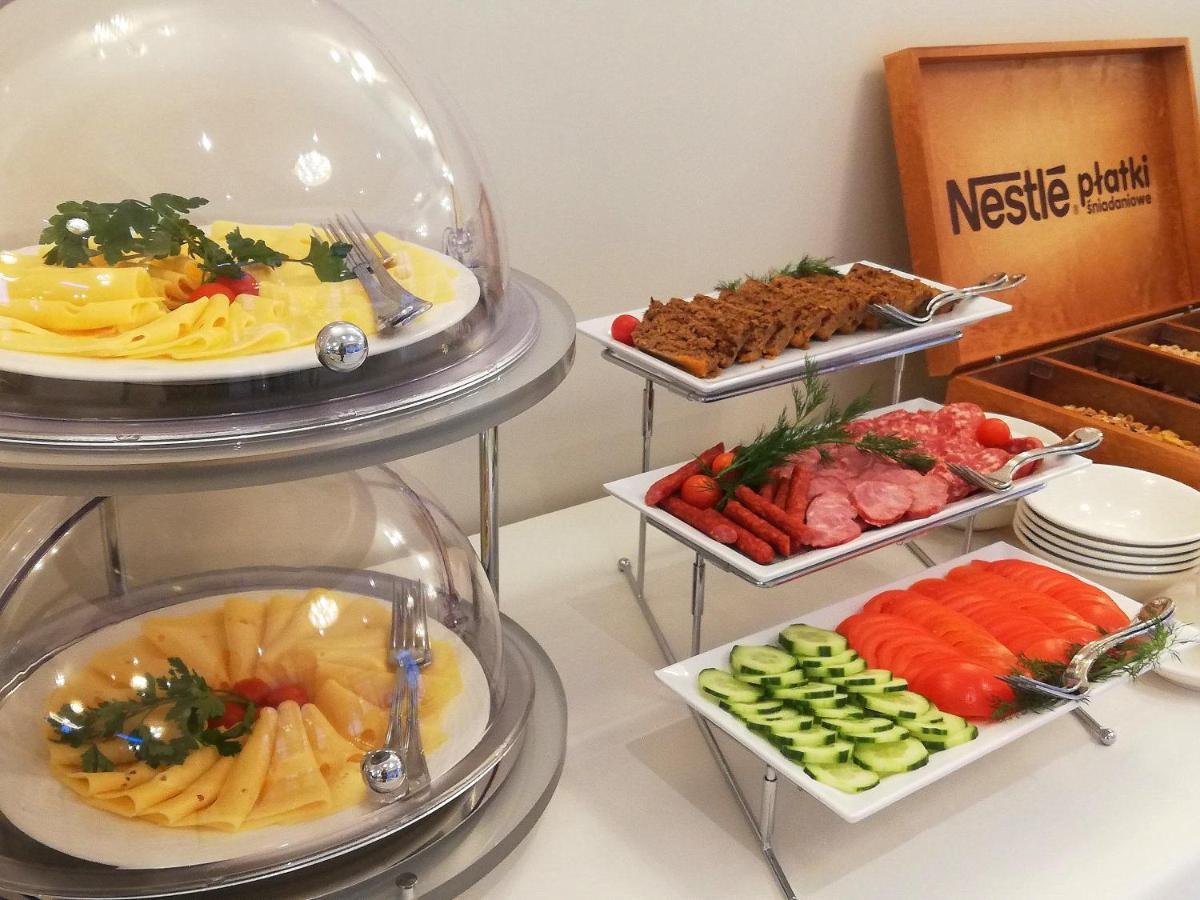 Boutique Odyseja & Spa Ciechocinek Εξωτερικό φωτογραφία A buffet with a selection of food